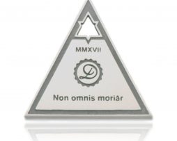 Non Omnis Moriar - Colgante de plancheta de plata de ley de Decimononic