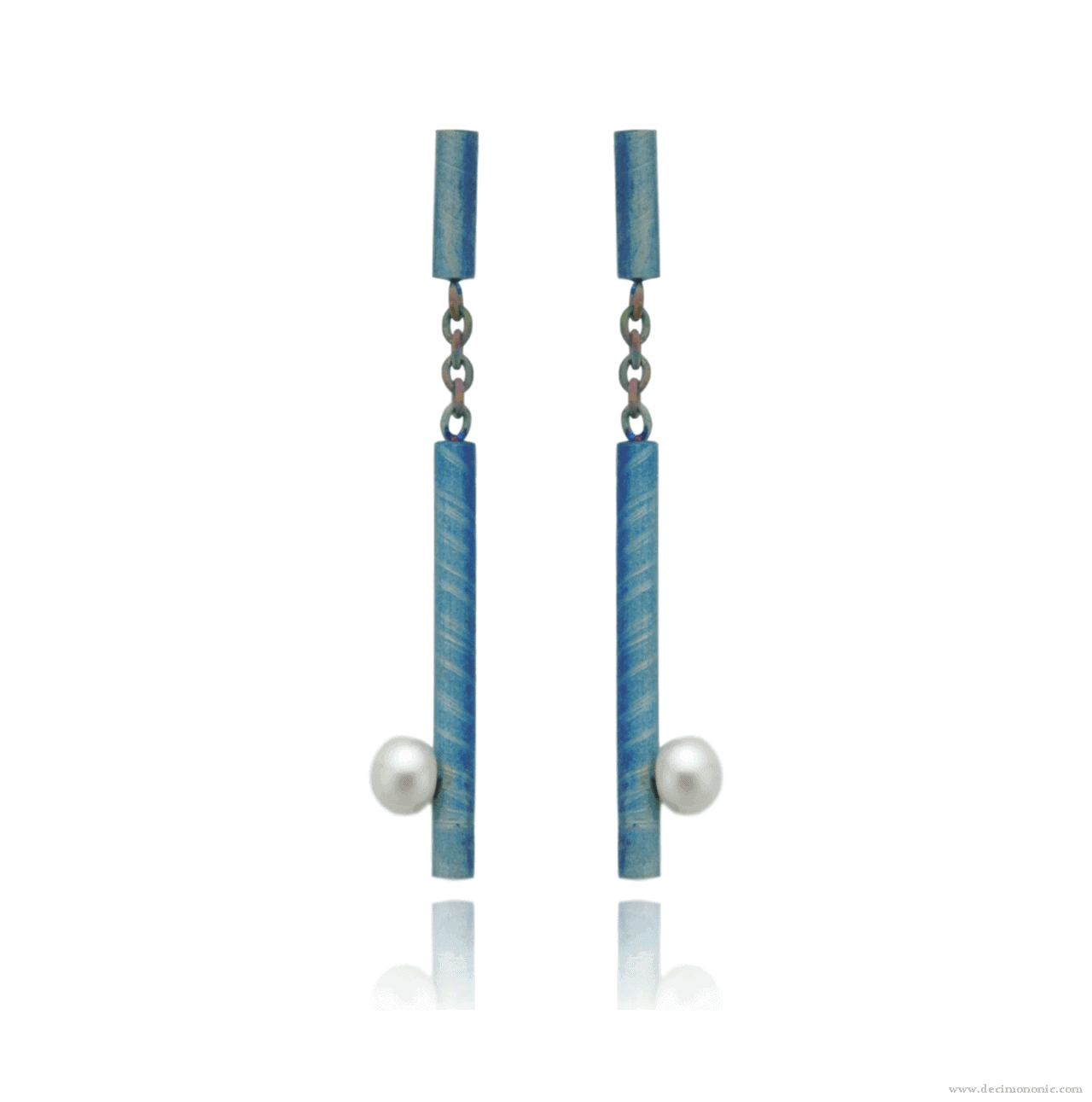 Tachuelas de titanio azul con cadena y perlas - Colección Nautilus by Decimononic