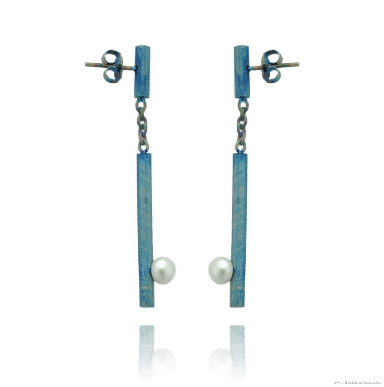 Tachuelas de titanio azul con cadena y perlas - Colección Nautilus by Decimononic