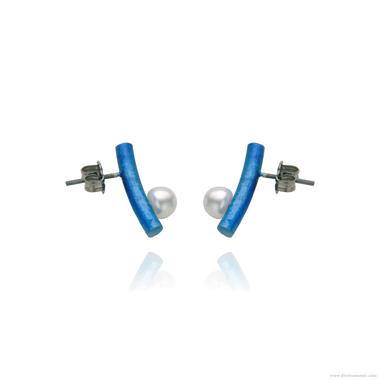 Pendientes de poste de barra corta curvada de titanio azul con perlas - Colección Nautilus de Decimononic