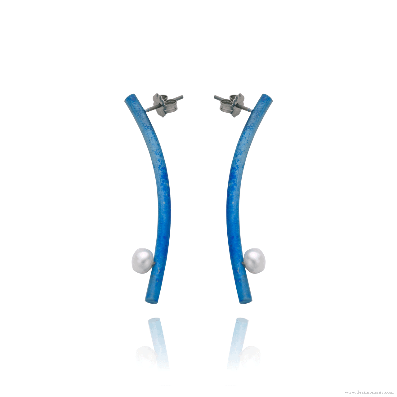 Pendientes de barra larga curvada de titanio azul con perlas - Colección Nautilus de Decimononic
