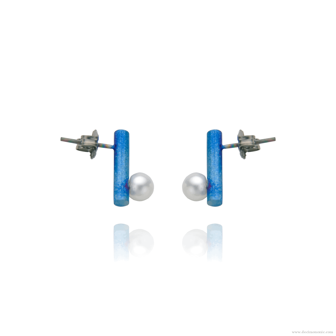 Pendientes de poste de barra corta de titanio azul con perlas - Colección Nautilus de Decimononic
