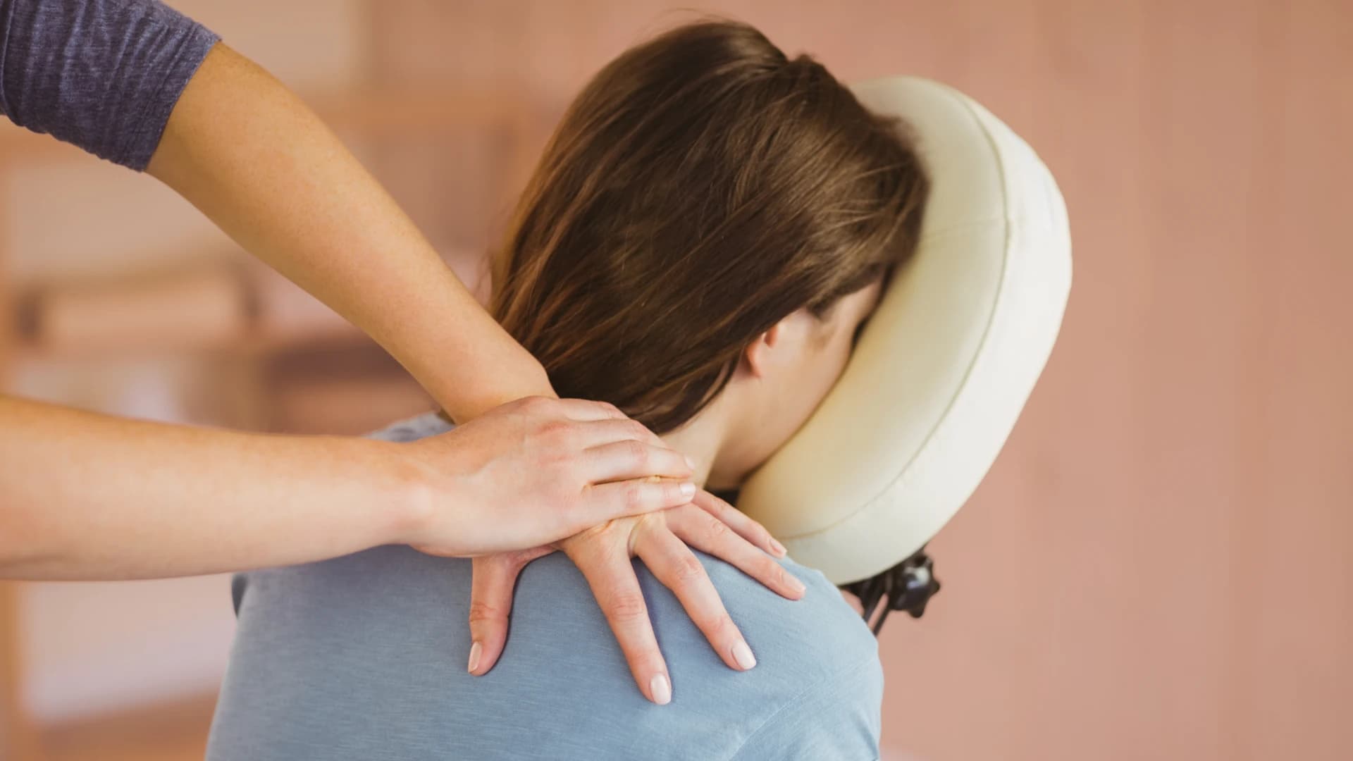 DEEP TISSUE SCHOUDER & RUGMASSAGE IN NIJMEGEN (STOELMASSAGE) BIJ SKINSYMPHONY
BEAUTY SALON