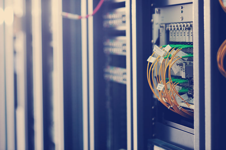 A rack server with many wires and cables for infomaniak hosting.